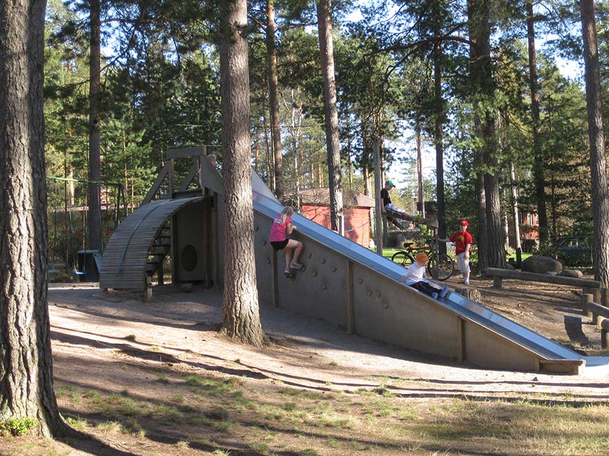 Lapsia liukumäessä leikkipuisto Viuhu-Muksulassa.